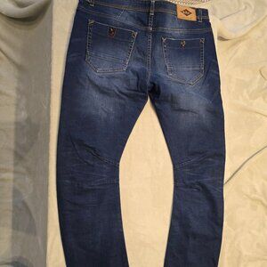 Lee Cooper fine English denim company